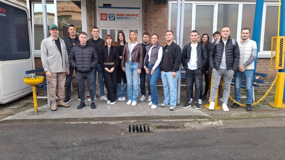Doček grupe naših studenata ispred ulaska u Tvornicu specijalna vozila d.d.
